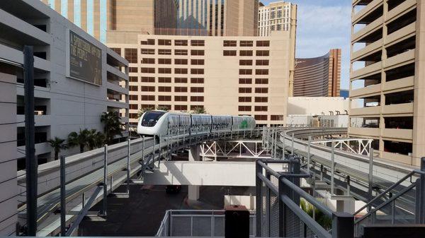 The monorail heading south into Harrah's Monorail Station.