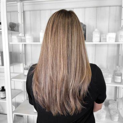 This dimensional lived in bronde is perfect for those that want some lightness in their hair without a heavy maintenance schedule.