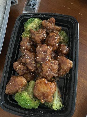 605. Crispy Sesame Chicken : very good tender big pieces of chicken