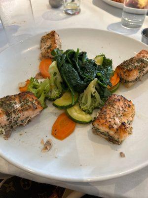 Salmon with spinach and veggies