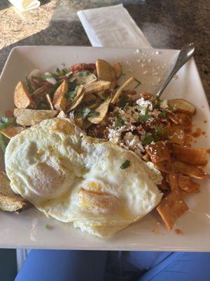 Chilaquiles rojos con huevo y papas