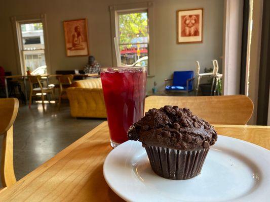 Iced tea with a chocolate muffin