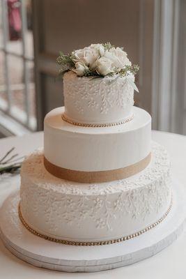 Wedding cake with fresh flowers