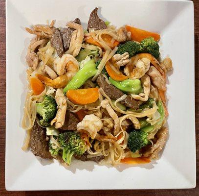 Sautéed Flat Rice Noodles Beef Chow Fun