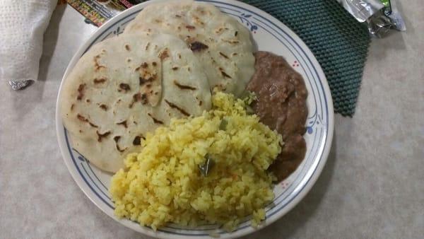 Popusas de pollo con queso.