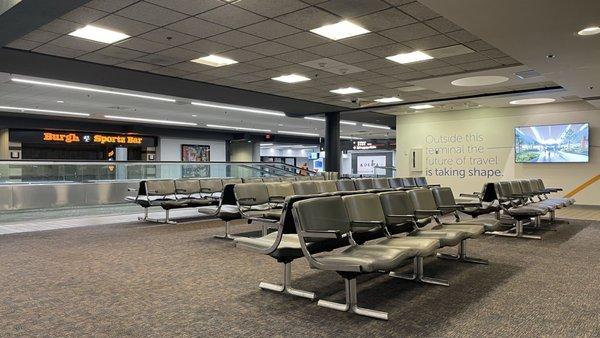 Night of for delay in Pittsburgh Airport (Pennsylvania).