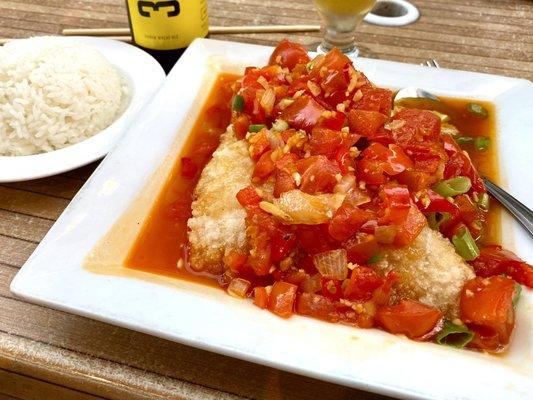 Cá sốt cà (Tomato Sauce Fish) Fried filet of red snapper topped with tomato, bell pepper and garlic sauce