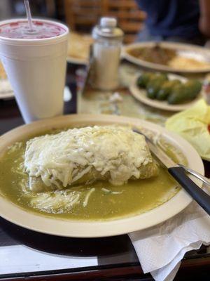 Burrito mojado de carne asada en salsa verde