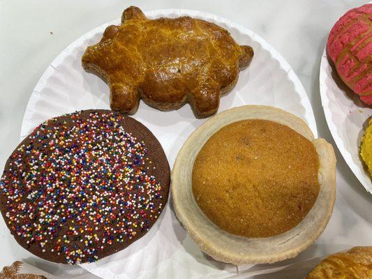 Gingerbread "cookie" pig, muffin sugar "cookie", chocolate "cookie"