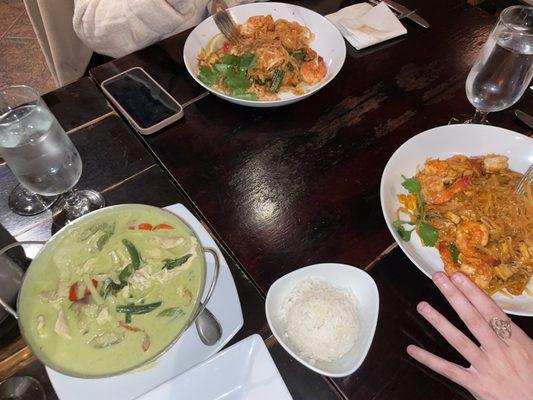 Green thai curry w/ chicken Shrimp pad tai