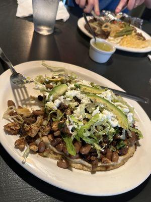 Huarache Mixta y Carne Asada (atrás)