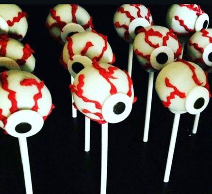 It's Halloween time!! Cakepops.