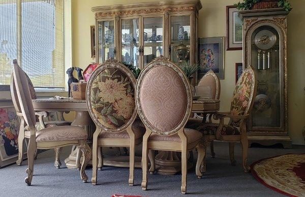 Aico/Michael Amini Dining set, table and 8 chairs and matching china cabinet! Mint Shape!