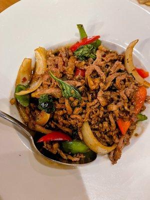 Krapow Krapow beef with pepper, fresh onion and sweet basil leaves and garlic chili sauce.