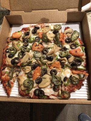 Veggie with olives and jalapeños, light tomato