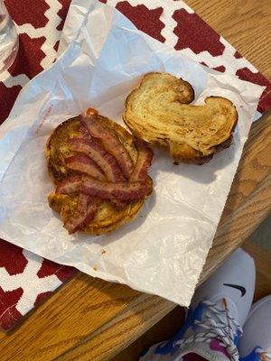 THIS IS WHAT THEY GAVE ME BECAUSE I CALLED AND WANTED A FREE ONE NEXT TIME. THIS IS SUPPOSE TO BE A BACON AND EGG CROSAINT.