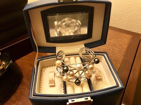 Free jewelry box with purchase