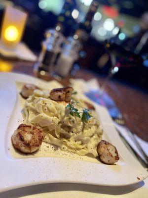 Fettuccine with scallops