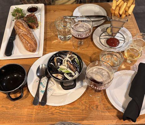 Mussels and fries with the creamy garlic sauce.