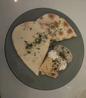 naan & hummus/feta/Baba ghanoush