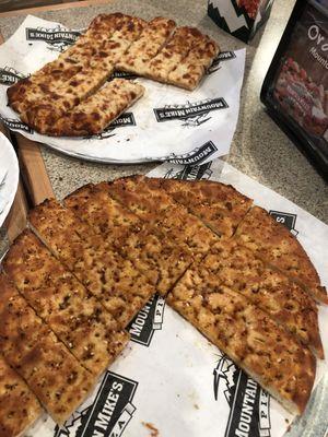 Cheese bread and Garlic bread. Delicious! If I were to choose one Id choose the garlic bread as I wait for my pizza