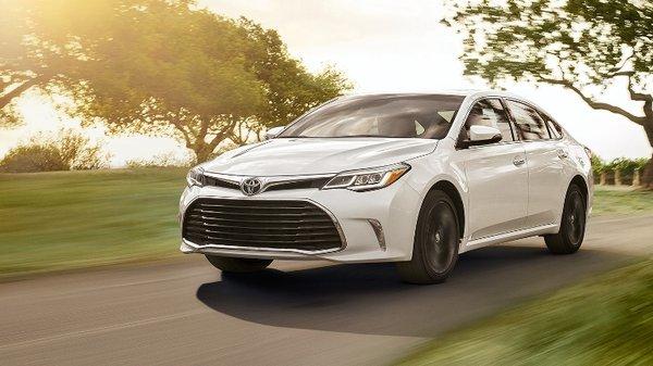 White 2018 Toyota Avalon