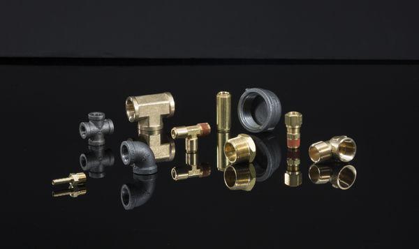 We carry a broad range of brass, hydraulic and pipe fittings.