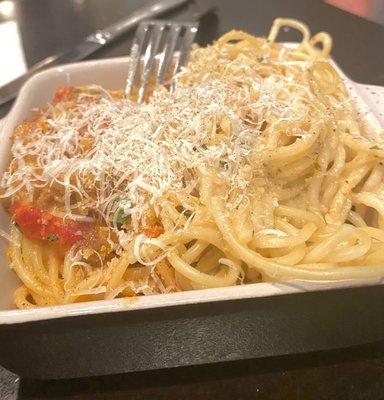 HH bolognese with red/white sauce and spaghetti in place of rigatoni. Good, could have more sauce.