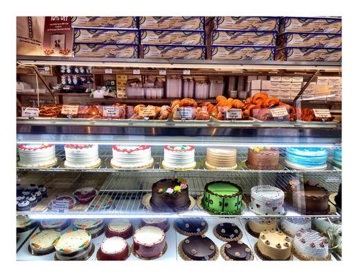 Bennison's Bakery.(Davis St/Maple Ave Evenston IL) Bakery Cakes Cookies Croissants Macarons Great Sandwiches Coffee etc .Cool!