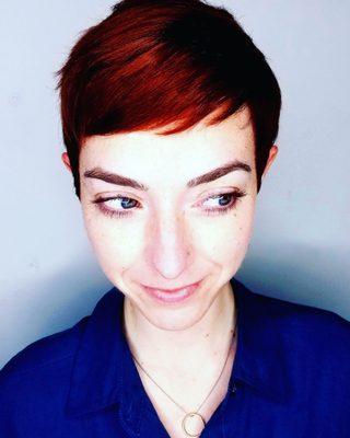 This beautiful auburn pixie. By @menamead