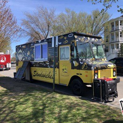 Vy Ba'nh Mi food truck.