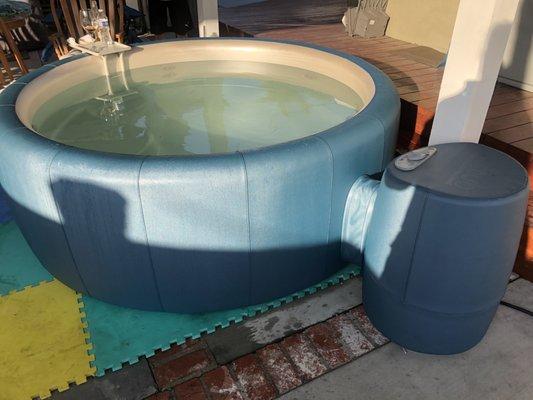 Large pool in metallic blue with R2 unit as filter and pump