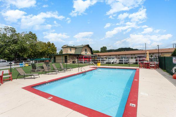 Swimming pool at Nashville North RV Resort