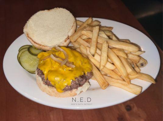 1/3lb Ground Round Deluxe with American Cheese and Sautéed Onions