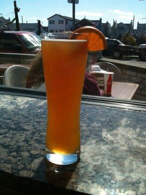 Simply perfect. An ice cold Blue Moon with an orange slice to compliment delectable pizza.