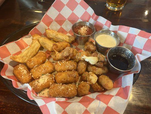 App Trio (Mac n cheese bites, Garlic Cheese Curds, & potstickers) $15