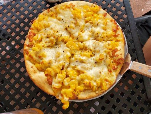 Mac and cheese pizza