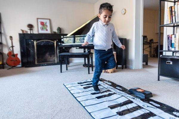 Beginner piano lesson at MAWAM.