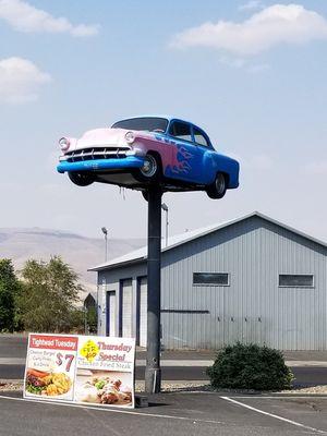 Most 50s diners have neon signs. (Not Wayback!)