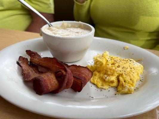 Bacon, eggs and grits