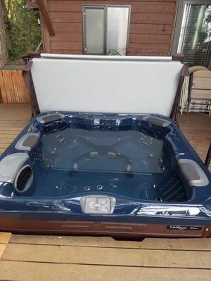 New Bullfrog R7L hot tub installed in deck with deck mount cover lifter.