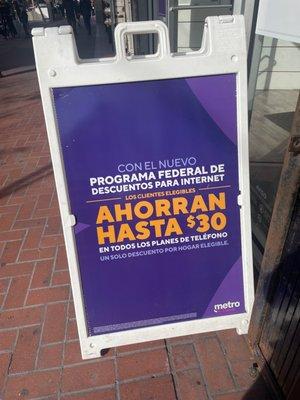 Espanol street sign explaining FEDERAL PROGRAM for free phone service!