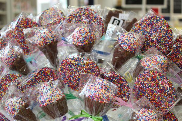 Ice cream cone and cupcake chocolate lollipops