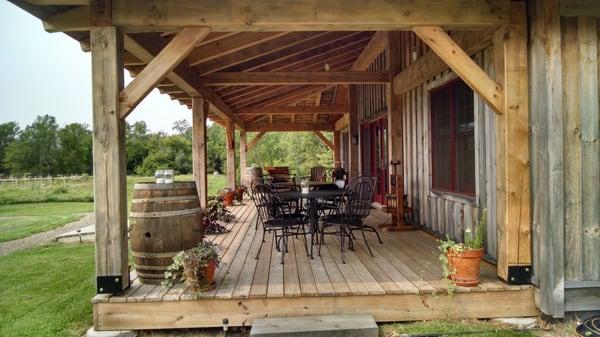 The front porch at the North Folk Winery vinsted.