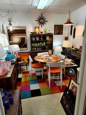 June 2022: One room (one vendor) that concentrates on mid-century decor