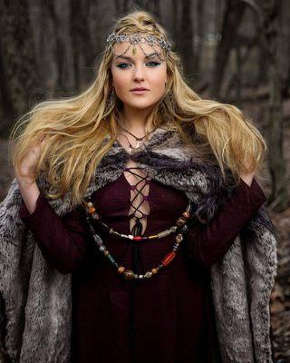 Viking Queen theatrical-grade headpiece & costume design by Isolda Couture, 2017. Photo by Ali Alshehri; full credits on our Facebook page.