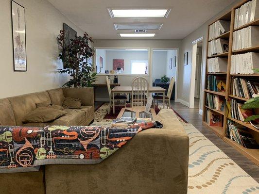 Lounging area with coffee machine, water and learning books available for use during and outside of lessons