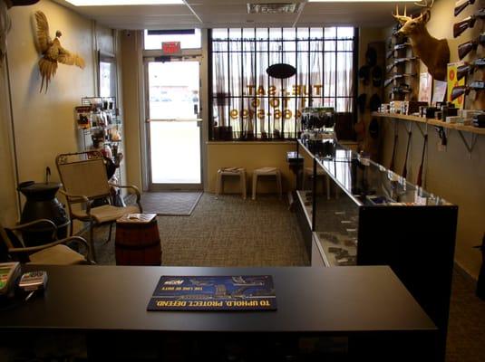 The interior of Guns Priced Right.  Note the snazzy (and gigantic) Smith & Wesson AR15 mousepad. :)