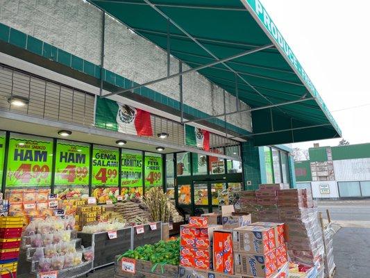 Produce and other products outside BFM, with a nod to México with the flags.