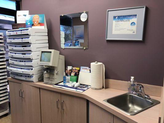 Contact lens room